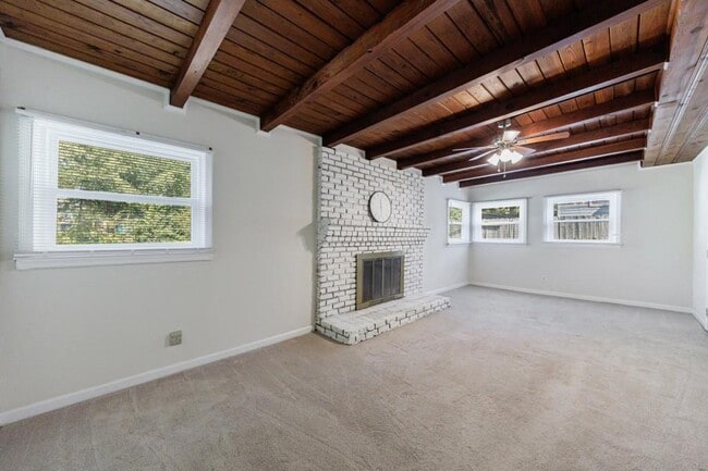 Building Photo - 1238 Lindenwood Ln NE