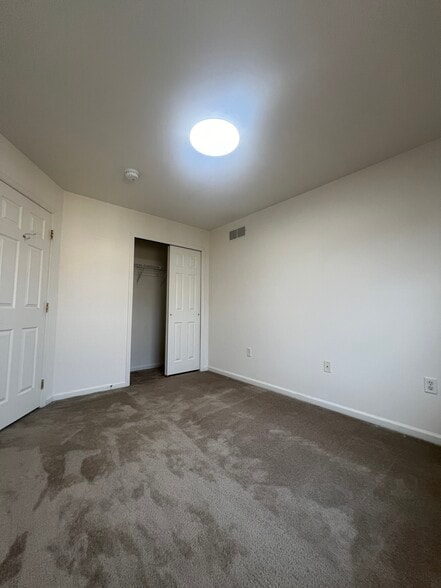 Building Photo - 8 Dolmen Ln