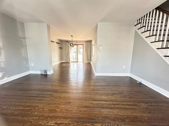 Building Photo - 3B2B House near Complex Sport Center Available NOW