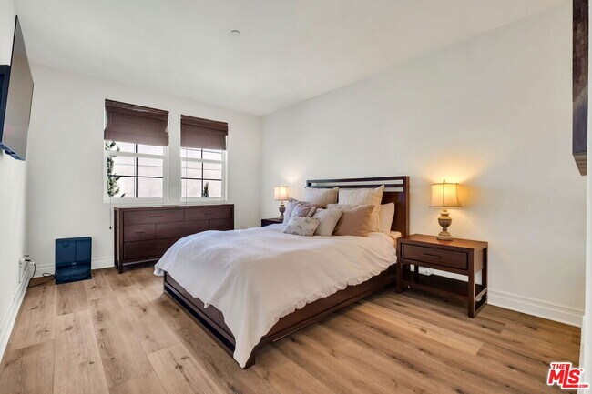 Building Photo - 15206 Burbank Blvd