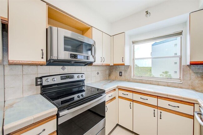 Building Photo - 2333 Feather Sound Dr