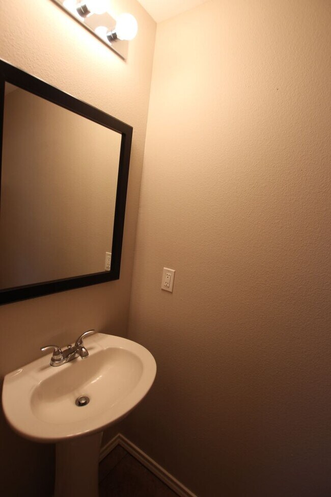Building Photo - Coming Soon: 2 Bedroom Duplex for Rent in Lindale!
