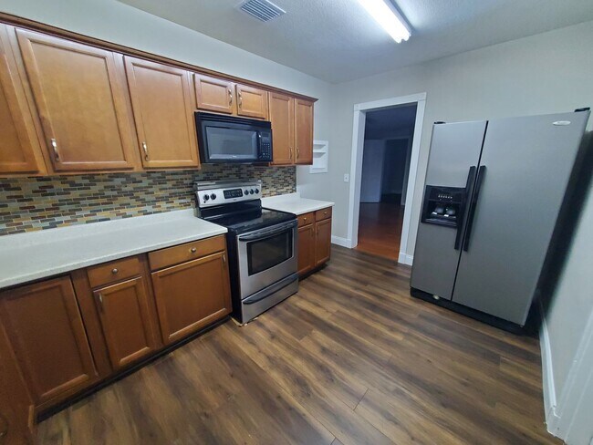 Building Photo - Charming Three bedroom one bath with huge backyard