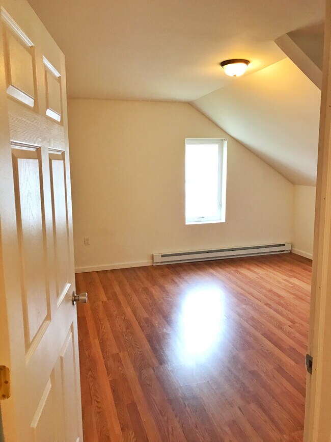 Building Photo - 64 Elizabeth Street