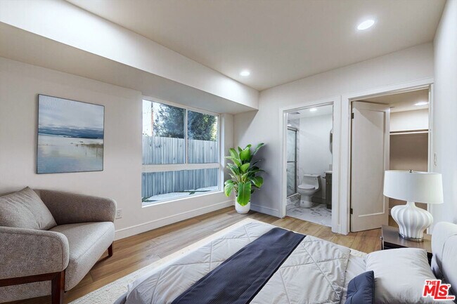 Building Photo - 5438 Romaine St