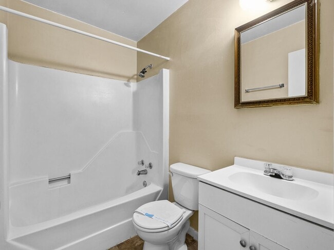 Building Photo - Townhome Beauty!