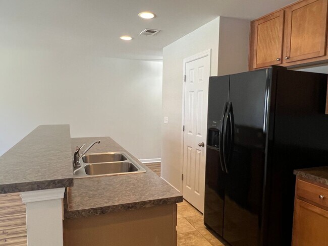 Building Photo - Beautiful 4 Bedroom, 3.5 Bath, Pet Friendl...