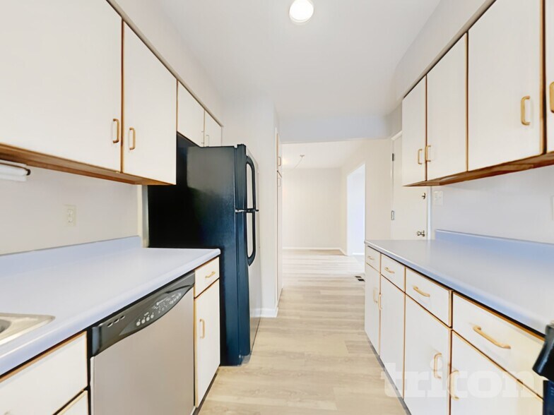 Building Photo - 1045 Crown Dr
