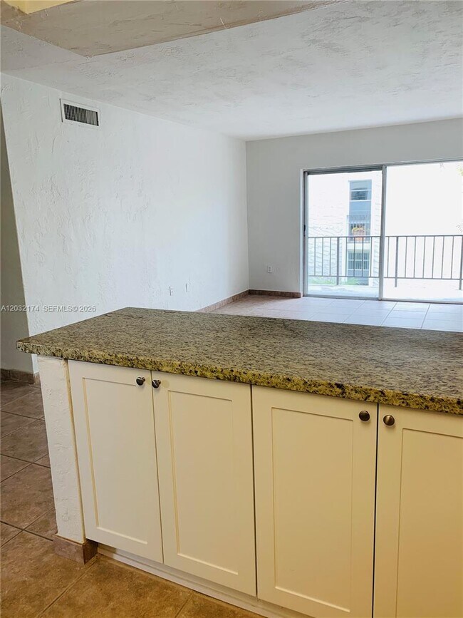 Building Photo - 6900 N Kendall Dr