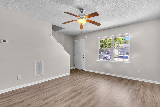 Building Photo - 2 Bed 2.5 Bath Townhome