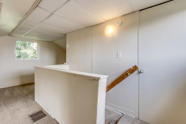 Building Photo - Available August 2026 - 3 Bedroom Home w/ Central AC & Spacious Yard!