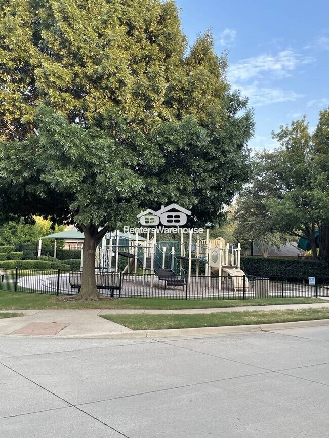 Building Photo - Very nice 3 bed Townhome in Plano!