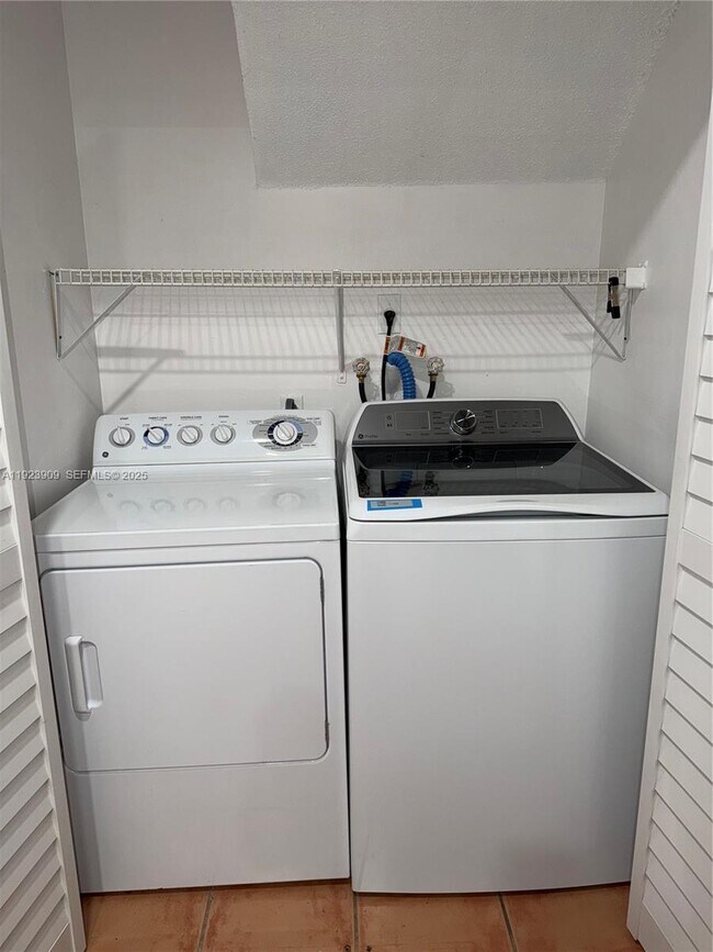 Building Photo - 6245 SW Kendale Lakes Cir