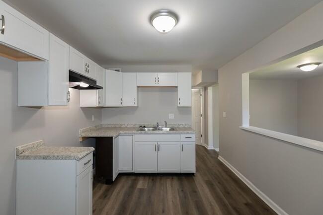 Building Photo - Completely renovated 3 bed 2 full bath hom...