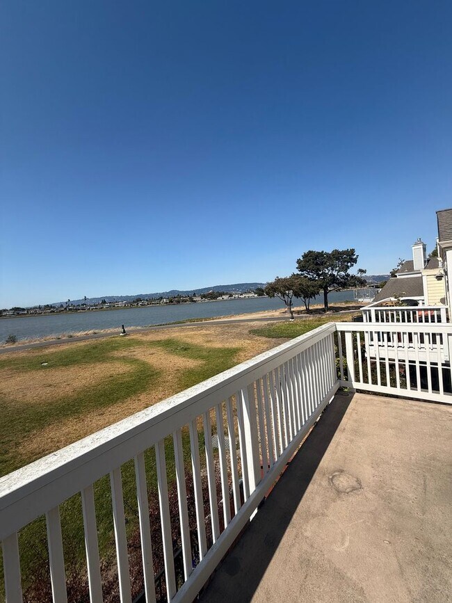 Building Photo - Alameda's most sought after gated communit...