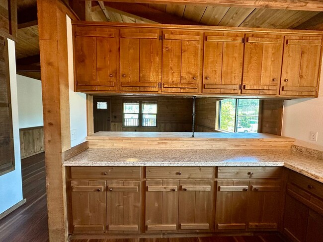 Building Photo - Cute 1 Bedroom Unit Close to Downtown