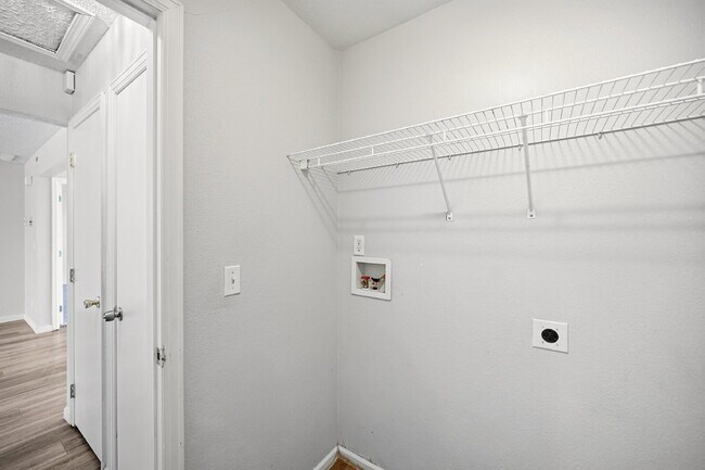 Building Photo - $2,495.95 - 3 Bed, 2 Bath Home in Denver with Central AC and Fenced in Yard!