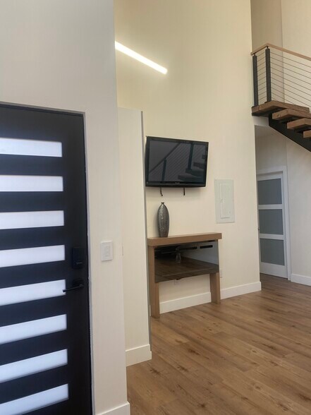 Building Photo - 2447 Alameda de las Pulgas
