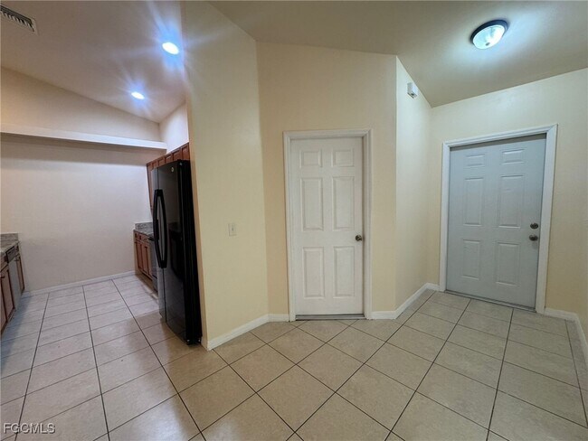 Building Photo - 409 Nicholas Pkwy W