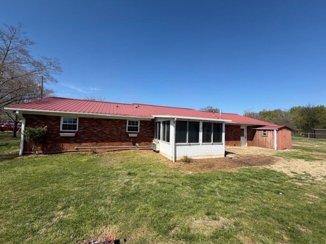 Building Photo - Seymour 37865 - One-level brick home with 3 bedrooms, 2 baths & bonus room - Call Linda Meese (86...