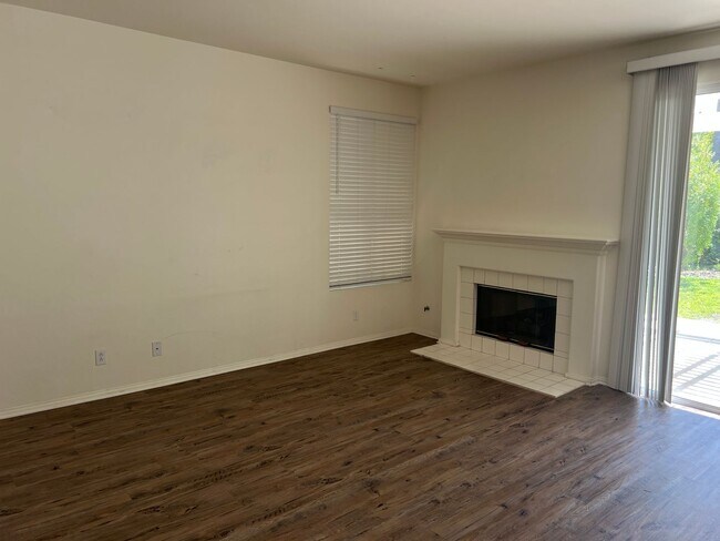 Building Photo - 4+3 bedroom Camarillo Home!