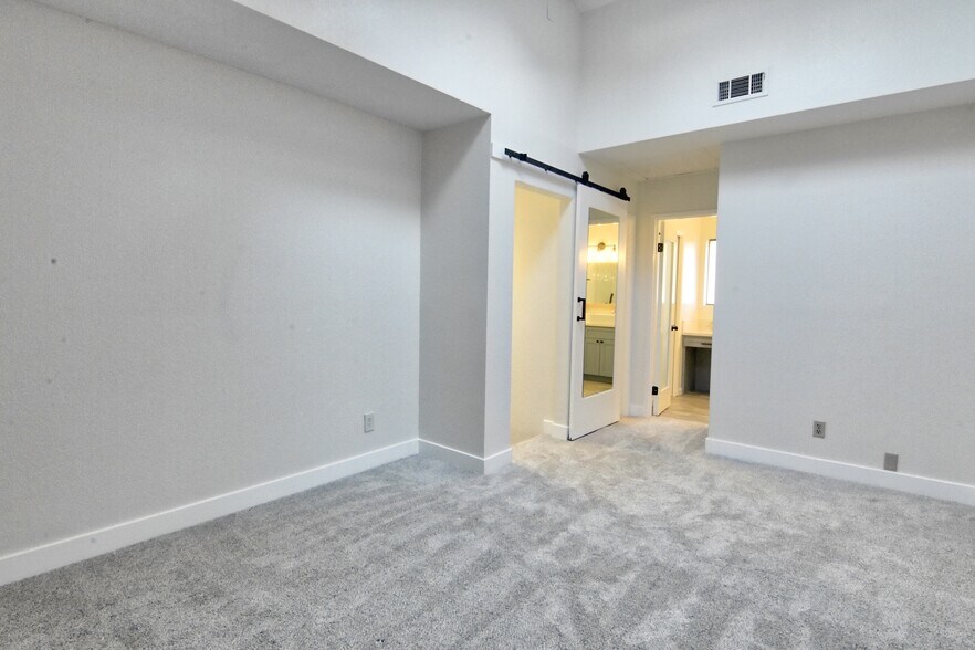 Building Photo - 1050 Seco St