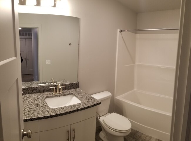 Building Photo - 3 bed, 2.5 bath town home in Idaho Falls/A...