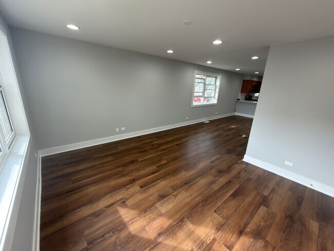 Building Photo - 6524 W Diversey Ave