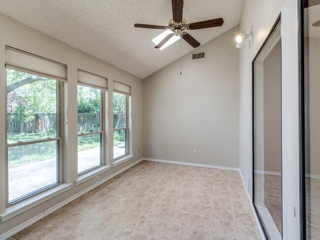Building Photo - 207 Hemlock Dr