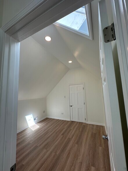 Building Photo - 2045 N Damen Ave