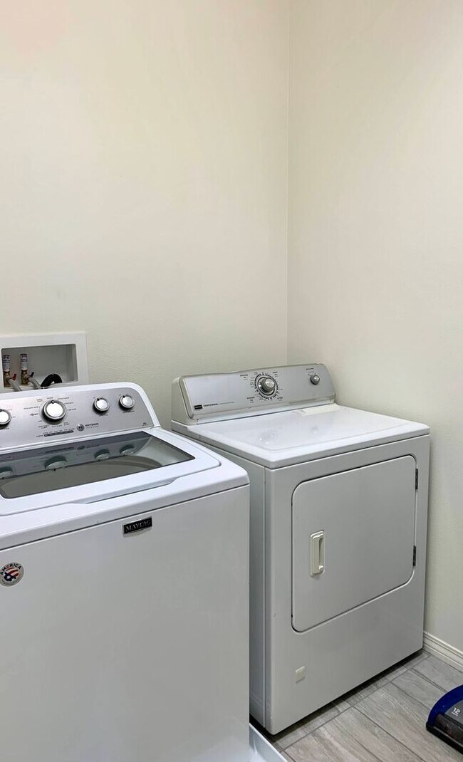 Building Photo - 518 Heron Ln