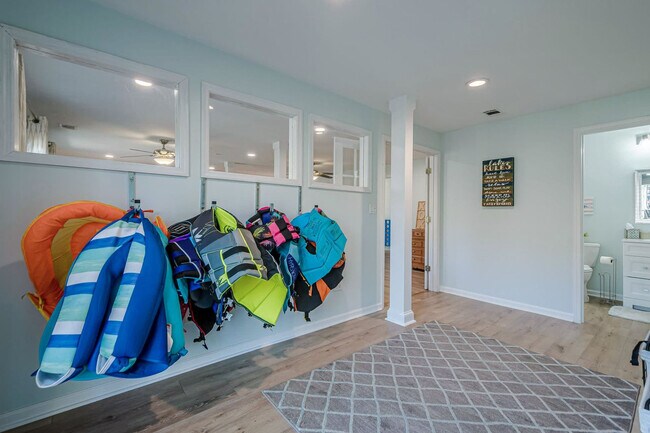 Building Photo - 117 Lakeview Cir