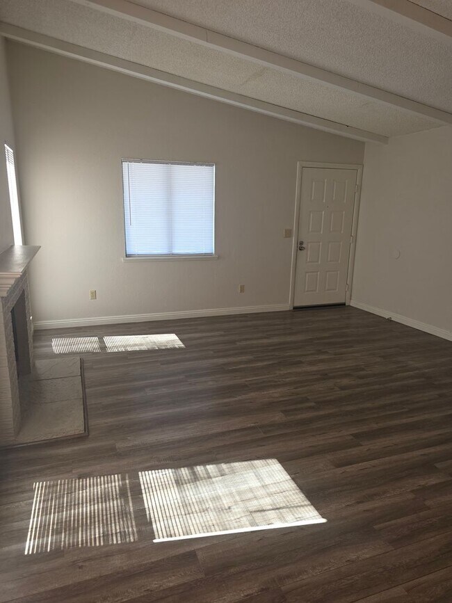 Building Photo - Beautiful CONDO 2 Bedroom- 2 Bath