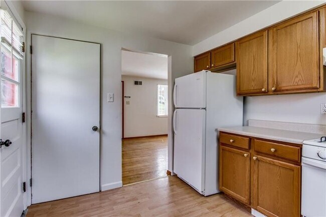 Building Photo - Beautiful 3 Bed / 1.5 Bath with Garage and Large Yard - Available May!!