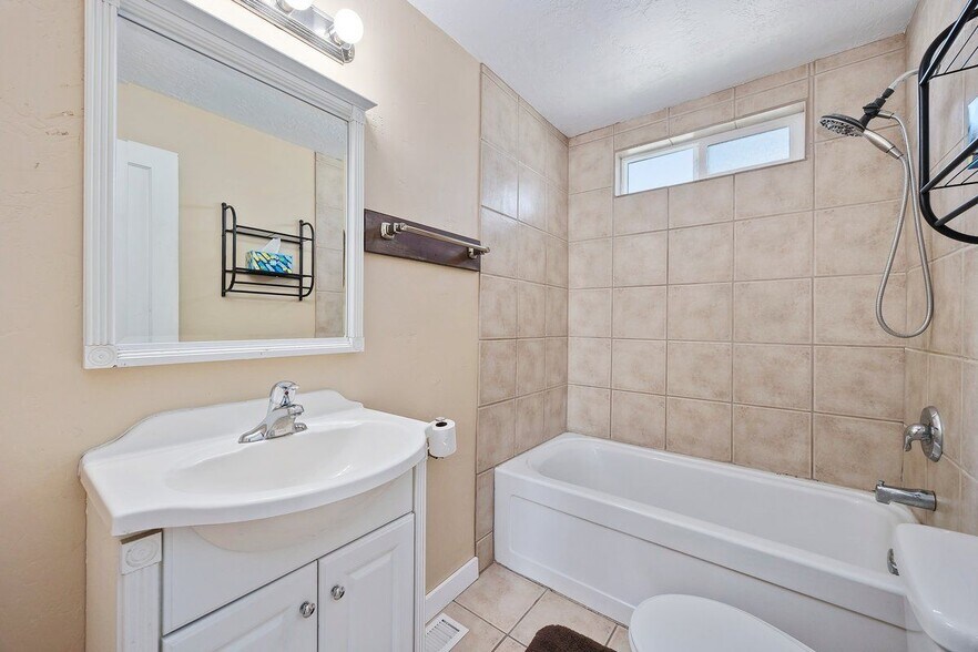 Building Photo - 523 W Ave G