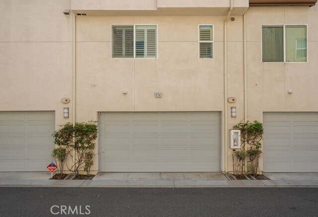 Building Photo - 5750 Acacia Ln