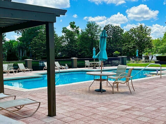 Building Photo - NEW-Remodeled bathroom & kitchen! NEW VINYL PLANK flooring & fresh paint! 2 bedroom 1 bath condo ...