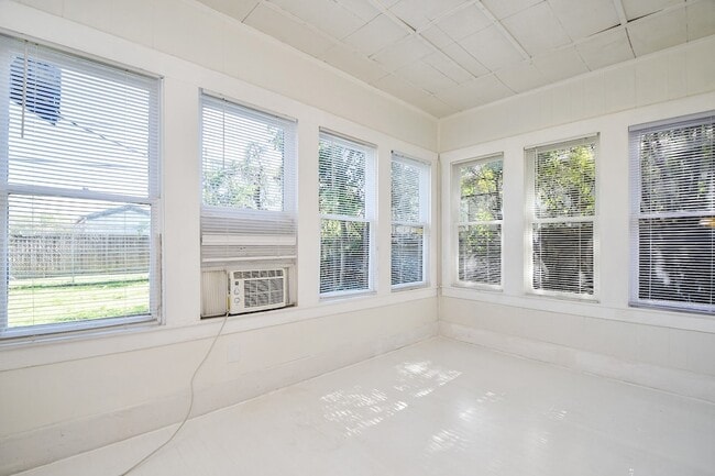 Building Photo - 208 Vincent St