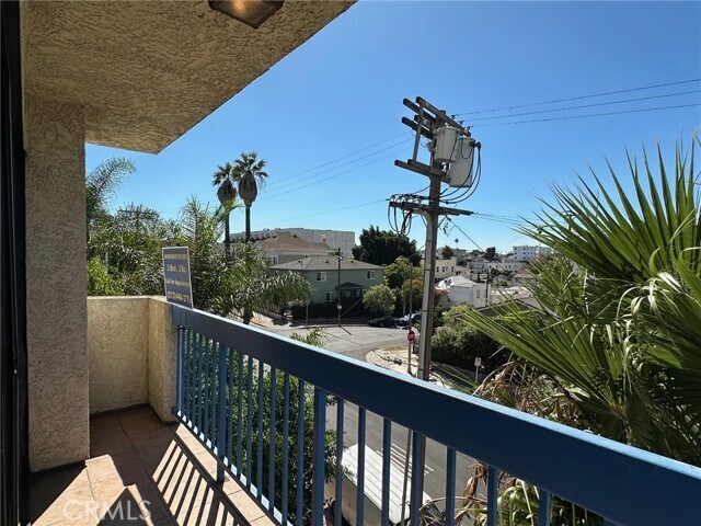 Building Photo - 1052 S Mariposa Ave