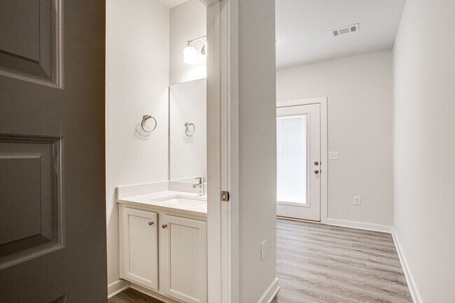 Building Photo - 715 W Vincent Dr