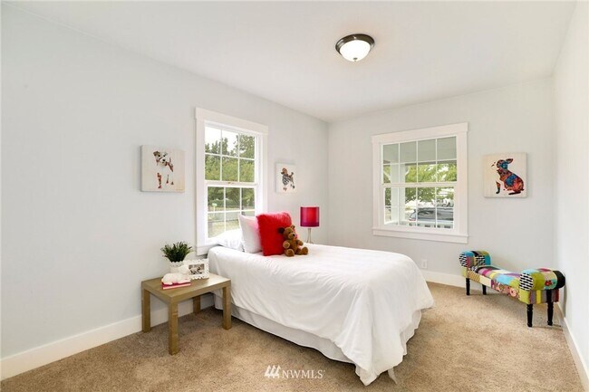 Building Photo - Charming Craftsman Home in Quiet Brighton Neighborhood!