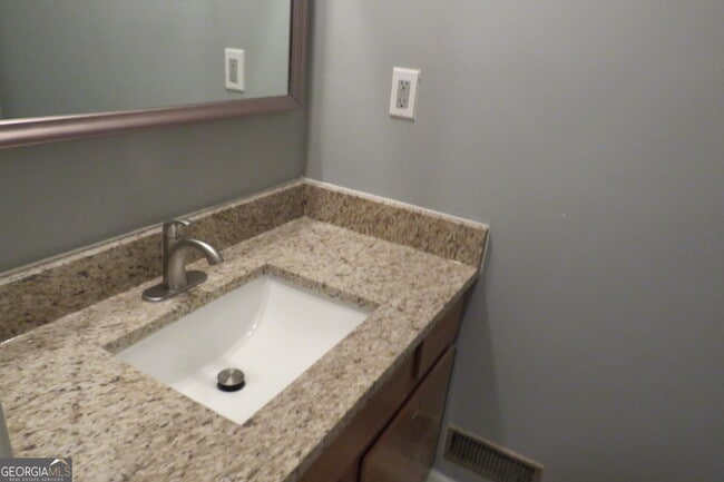 Building Photo - 1105 Hampton Rd