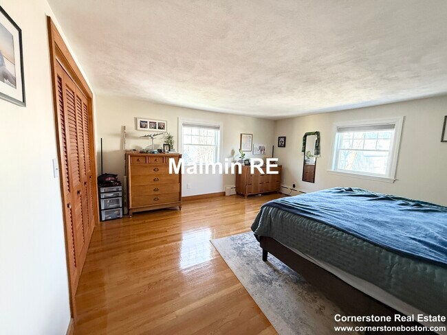 Building Photo - 920 E 4th St