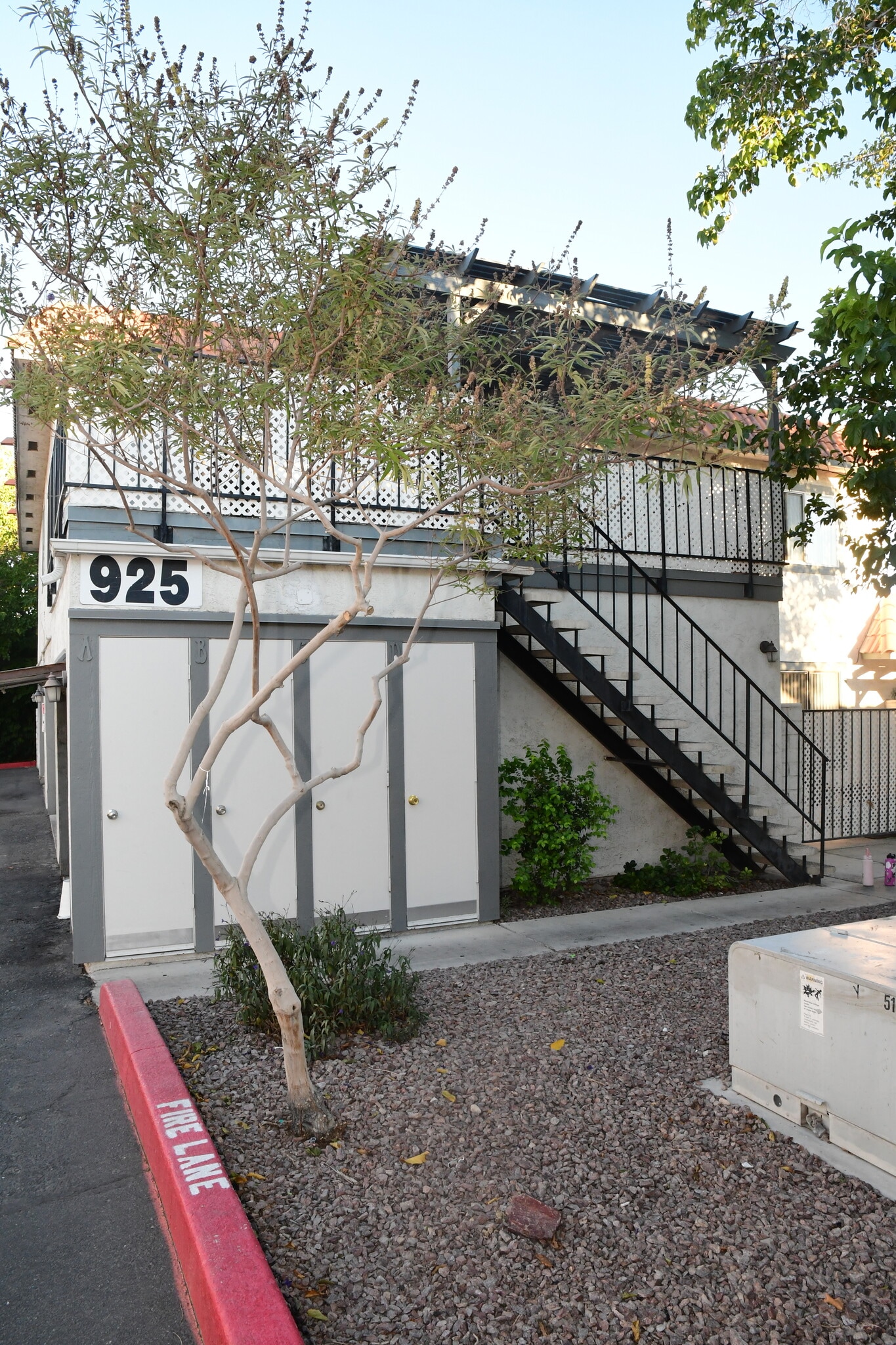 Building Photo - 925 Willow Tree Dr