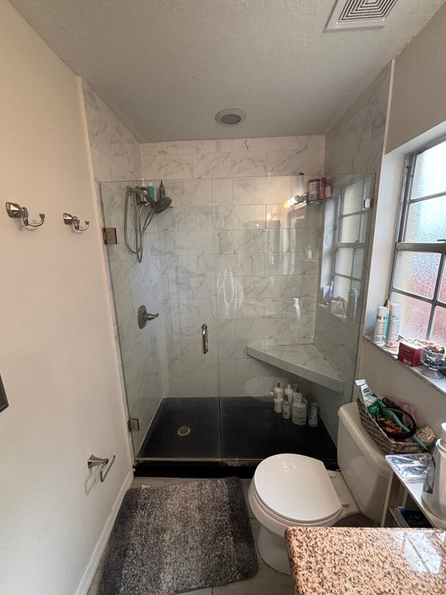 Building Photo - 1426 Farmington Ave