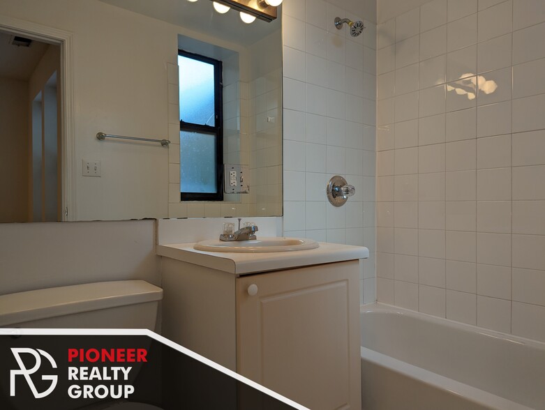 Building Photo - 914 W Dakin St