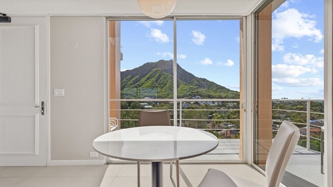 Building Photo - Live the Gold Coast Lifestyle!