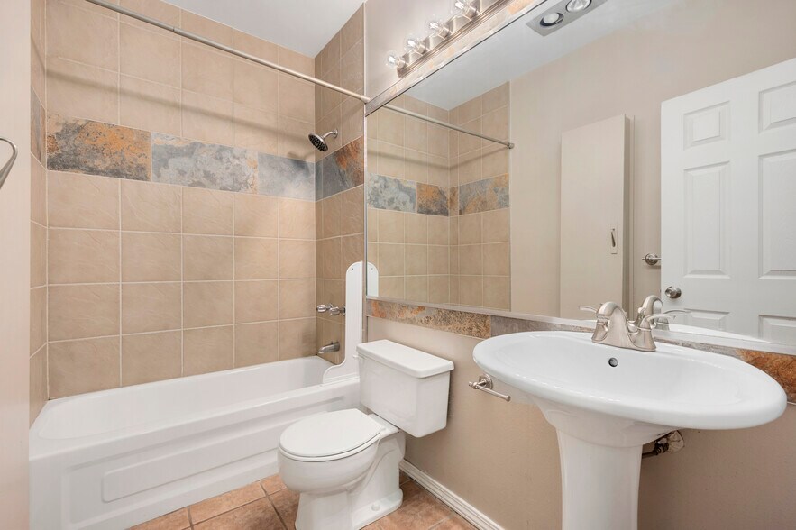 Main floor bathroom - 1512 Larimer St