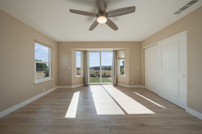 Building Photo - Spacious 3 Bed, 2 Bath Home with Acreage, ...