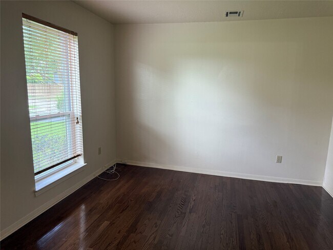 Building Photo - 3232 Parkwood Dr